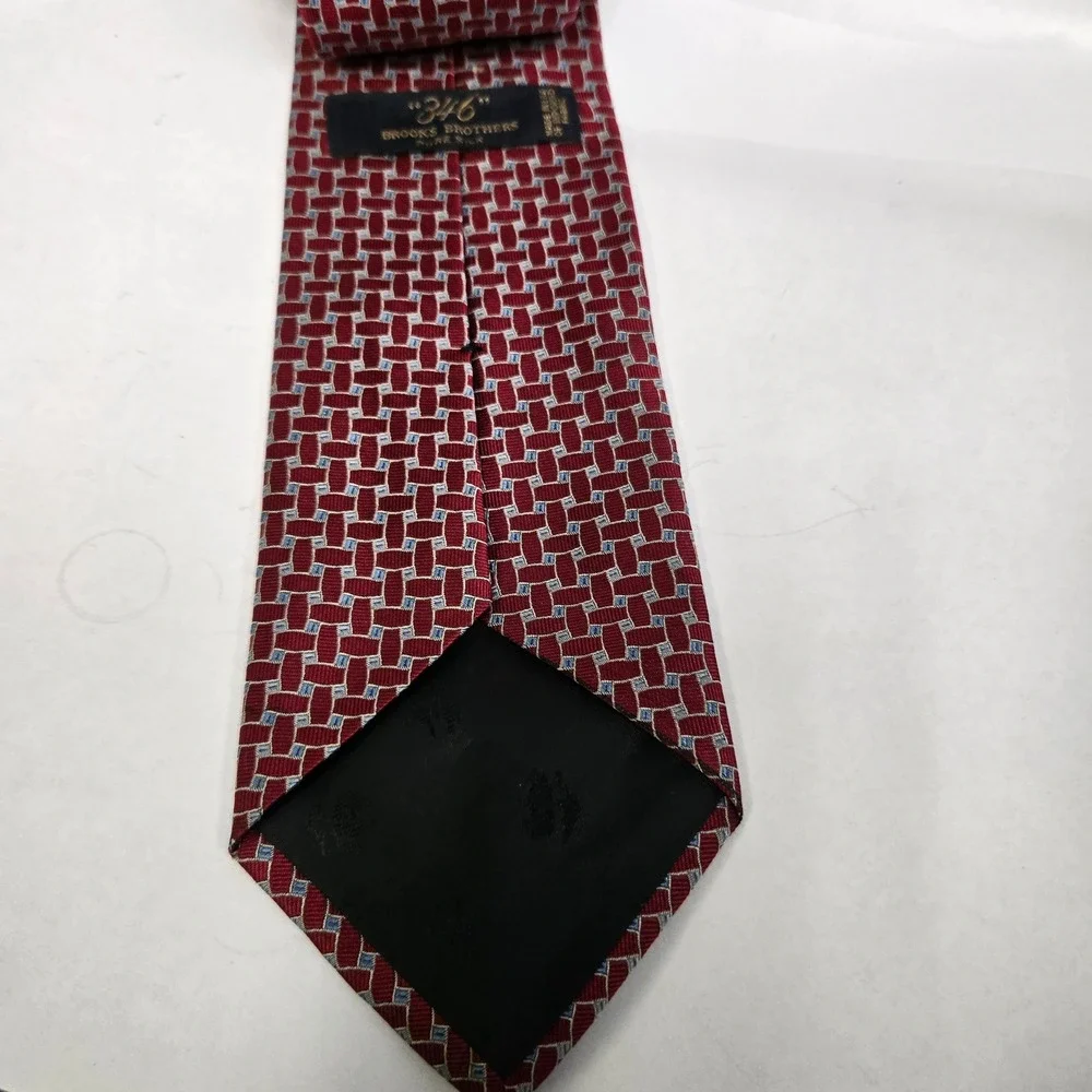 Brooks Brothers 346 Mens Silk Necktie Burgundy Red Geometric Basketweave Tie